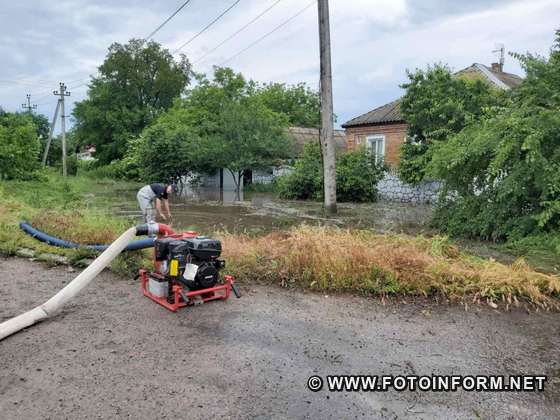 рятувальники відкачують дощові води з підтоплених садиб